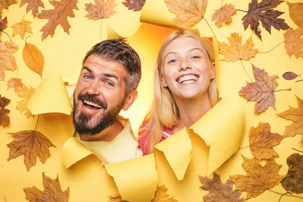 秋天的心情和天气是温暖的 阳光普照 下雨是可能的 一对有趣的夫妇正在准备秋季大减价 一对快乐的夫妇 留着胡子的男人和黄头发的女人 背景是树叶 — 图库照片
