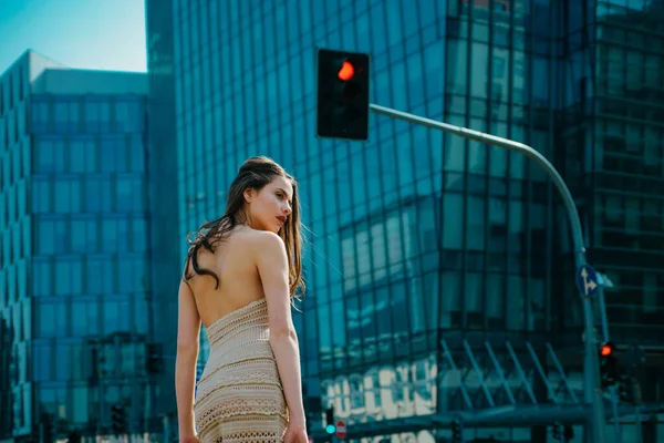 동네에서 유행하는 여자야 유행하는 길거리 도시에 스타일 — 스톡 사진
