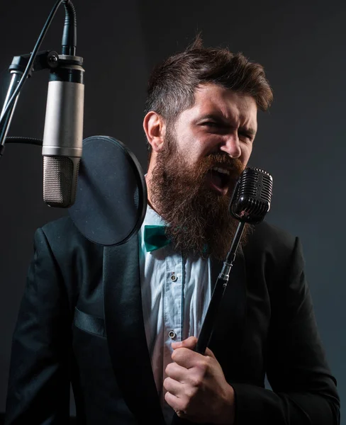 Portrét Vousatého Muže Písní Mikrofonu Hudebník Hudebním Sále Vtipálek Zpívající — Stock fotografie