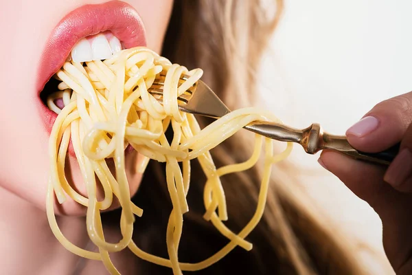 官能的な唇 口を閉じてください 女の子はパスタスパゲティを食べる — ストック写真