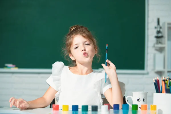Kindermeisje School Tekent Met Verf Creativiteit Van Kinderen Voorschools Onderwijs — Stockfoto