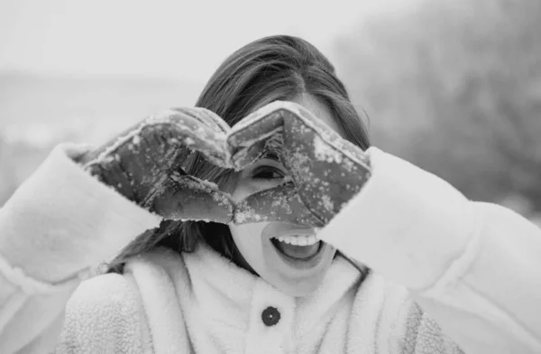 Счастливая Зимняя Женщина Показывает Снег Слышал Красивая Девушка Открытом Воздухе — стоковое фото