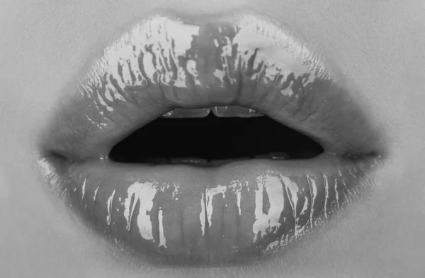 Ανοιχτά Στόματα Κοριτσιών Φυσικά Χείλη Ομορφιάς Γυναικεία Χείλη Ροζ Κραγιόν — Φωτογραφία Αρχείου