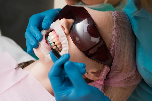 Dentysta Utwardzania Kobieta Pacjenta Gabinecie Stomatologicznym Przyjemnym Środowisku Młoda Blond — Zdjęcie stockowe