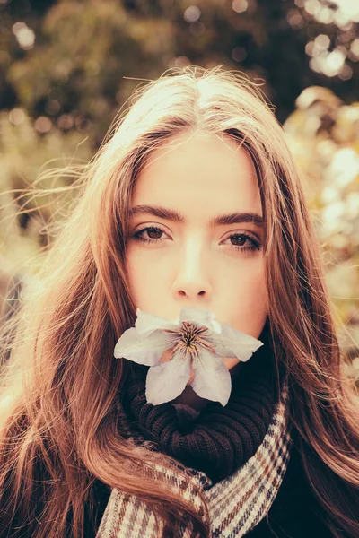 無料春の時間です Mouht で一辺種と美しい女性 美しい秋の日に屋外のセーターで陽気な美女 — ストック写真