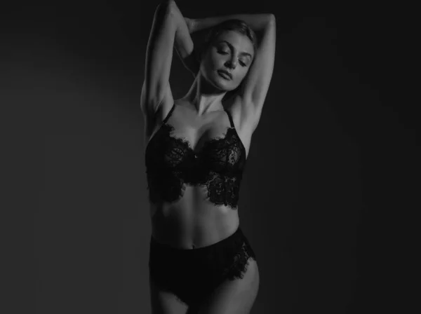 Belle Femme Sensuelle Mannequin Mode Sexy Femelle Posant Studio — Photo