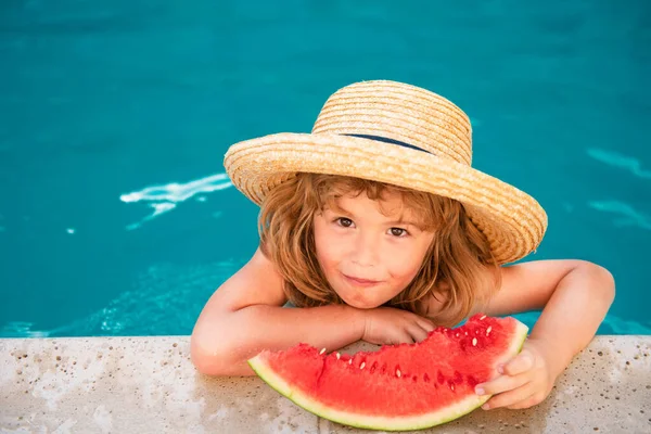 Barn Med Vattenmelon Poolen Barn Äter Sommarfrukt Utomhus Friska Barn — Stockfoto