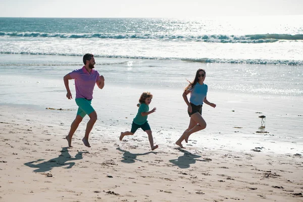 快乐的一家人在海滩上奔跑 有孩子的快乐的母亲父亲 暑假快乐 积极的父母和人们与孩子们一起在热带暑假进行户外活动 — 图库照片