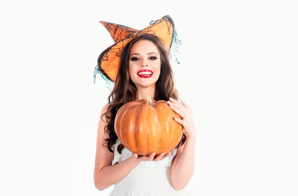 Mooie Verraste Vrouw Poseren Heksen Halloween Kostuum Geïsoleerd Witte Achtergrond — Stockfoto