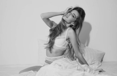 Sabahları yatakta yatan şehvetli genç bir kızın portresi.