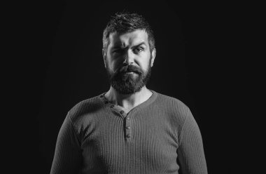 Sakallı adam. Berber dükkanında uzun sakallı ve bıyıklı berber.