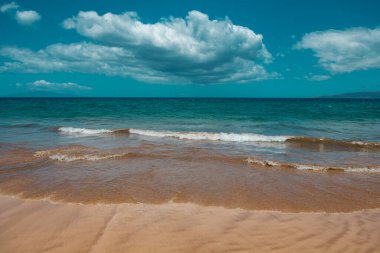 Yaz tatilinde deniz kumu olan tropik bir sahil.