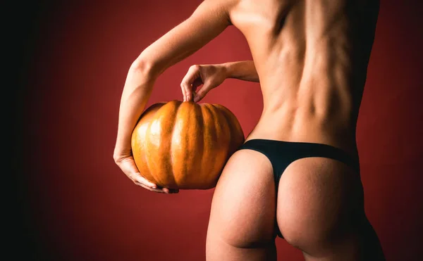 女性がかぼちゃのポーズします お尻のお尻とカボチャのクローズ アップ 巨大なお尻 大きなお尻とカボチャ カボチャ 面白いコンセプト お菓子をくれないといたずらするよ — ストック写真