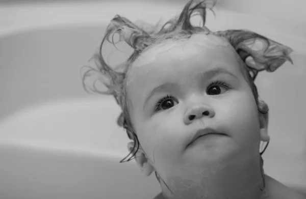 Malé Dítě Myje Vlasy Vaně Vtipné Děti Tvář Detailní — Stock fotografie