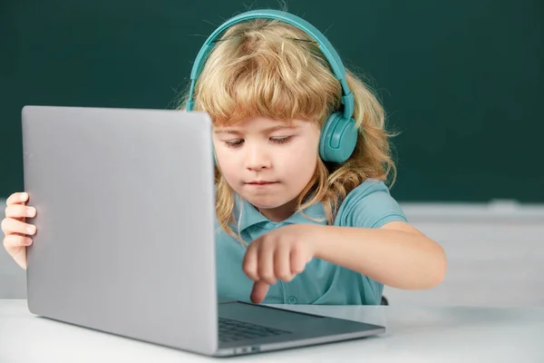Menino Bonito Usando Fones Ouvido Estudar Com Laptop Sala Aula — Fotografia de Stock