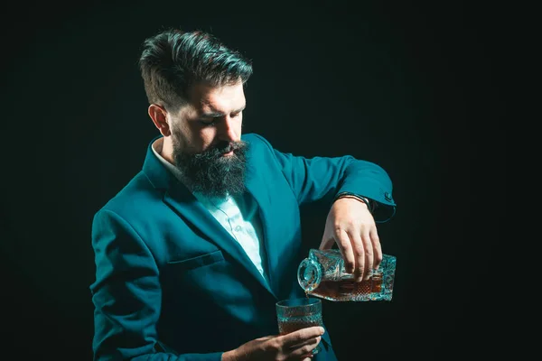 Pijany Człowiek Lub Biznesmen Napojów Whisky Czarnym Tle Jak Leczyć — Zdjęcie stockowe