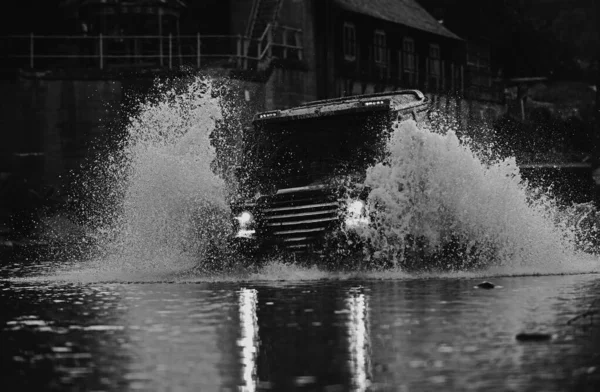 Çamur Yarış Dışı Sıçrıyor Jeep Bir Birikintisine Çarptı Bir Toz — Stok fotoğraf
