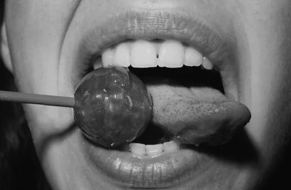 舔舌头的嘴唇 带糖果的性爱唇 性感甜蜜的梦 女性嘴舔狼疮 吸棒棒糖 — 图库照片