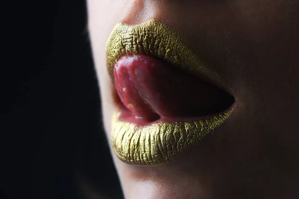 Langue Sensuelle Lèche Les Lèvres Peinture Dorée Sur Bouche Des — Photo