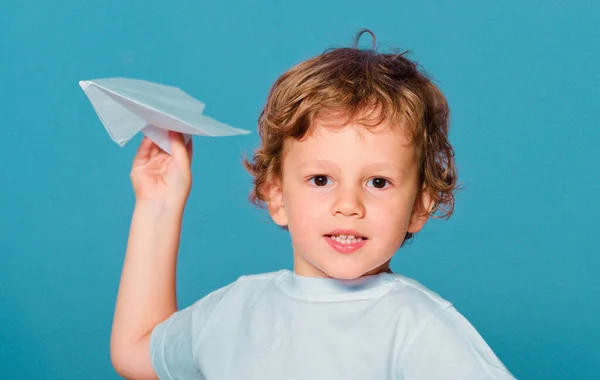 Gülen Surat Ifadeli Küçük Bir Çocuk Kağıttan Uçak Tutuyor Gülüyor — Stok fotoğraf
