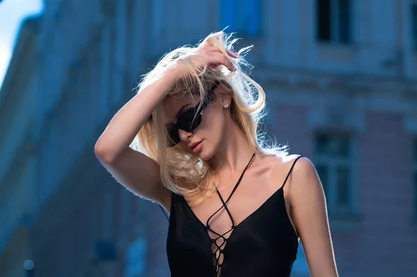 Портрет Красивої Блондинки Йде Вулицею Молода Хіпстерка Модному Літньому Одязі — стокове фото