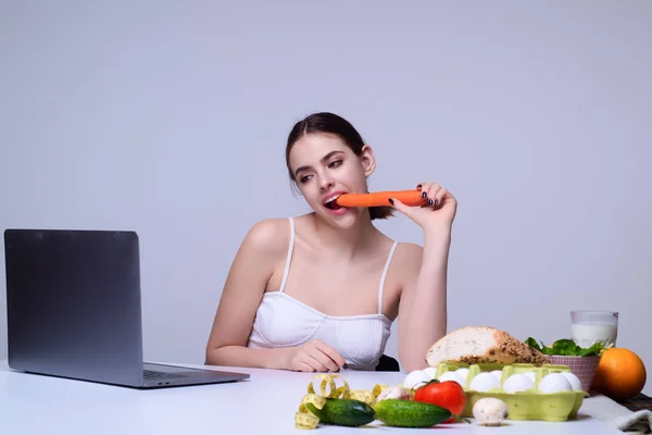 Dieta Warzywna Zabawna Kobieta Jedząca Zdrowe Jedzenie Diecie Dziewczyna Jedząca — Zdjęcie stockowe
