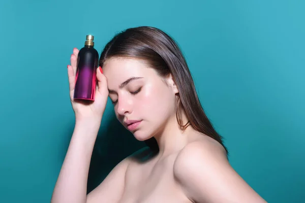香水の香りのボトルを持つ女性 — ストック写真