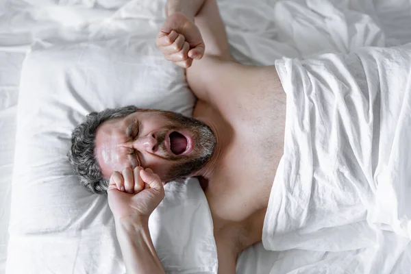 Man Yawning Waking White Bed Sexy Shirtless Man Yawning Bed — Stock Photo, Image