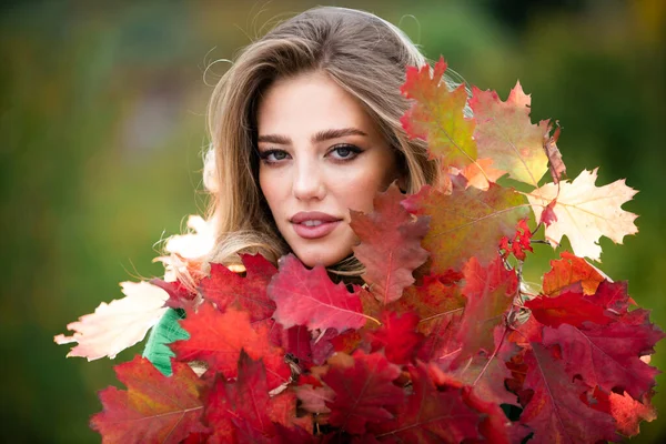 Herbstfrau Mit Fallgelbem Ahornblatt Außenporträt Schöne Modell Mit Herbstblättern Herbst — Stockfoto