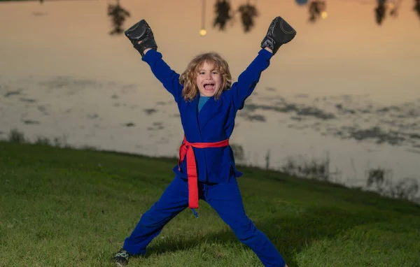 小男孩在户外运动空手道 空手道运动的孩子 穿着和服的小男孩在公园里做空手道运动 带拳击手套训练盒的运动孩子 小战士孩子们的武术儿童体育 — 图库照片