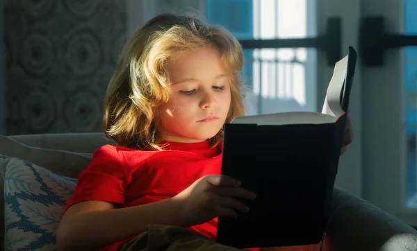 Retrato Criança Loira Bonito Lendo Histórias Livros Infantis Interessantes Sonho — Fotografia de Stock