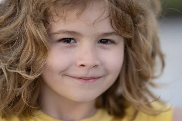 Pojkar Möter Närbilder Glada Ansikten Lustigt Barnansikte Nära Håll Barnens — Stockfoto