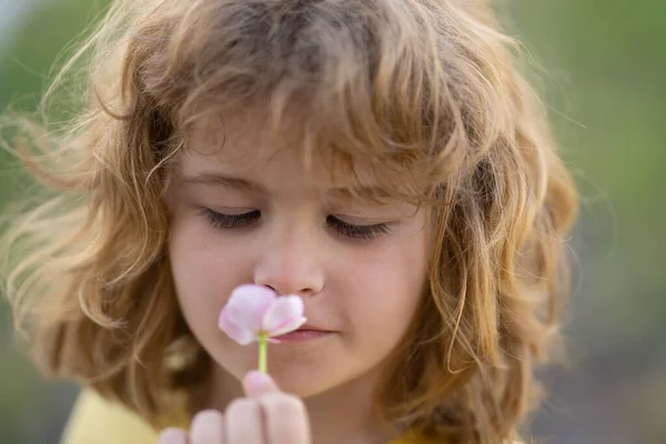 Les Garçons Font Face Gros Plan Drôle Enfant Sentant Fleur — Photo