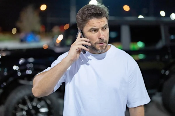 Kızgın Adam Dışarıda Telefonla Konuşuyor Sinirli Hippi Gece Caddesinde Arabanın — Stok fotoğraf