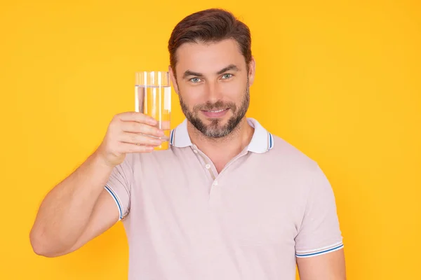 Mann Trinkt Wasser Isoliert Auf Studiohintergrund Porträt Eines Menschen Mit — Stockfoto