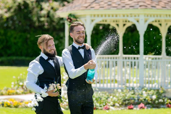 Opgewonden Homo Paar Open Champagne Trouwdag Huwelijk Liefde Van Hetzelfde — Stockfoto