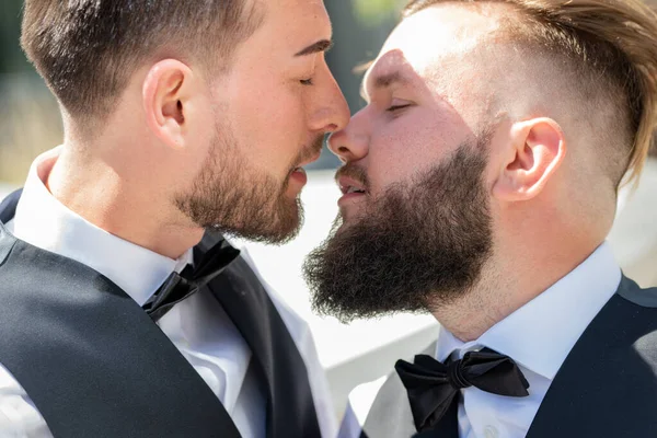 結婚式でのゲイキス 結婚のゲイのカップルの優しいキス 結婚式で一緒にキスをしたゲイの肖像画を閉じます 結婚を祝う同性愛者のカップル 結婚式でのLbgtカップル — ストック写真