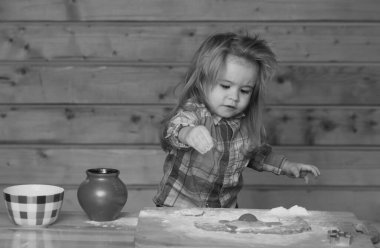 Ahşap mutfakta unla oynayan şirin bir bebek. Çocuk yemeği.