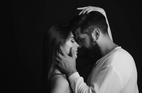Sevgi Dolu Bir Adam Öpüşen Kadını Okşuyor Şehvetli Bir Dokunuş — Stok fotoğraf