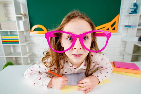Ragazza Divertente Scuola Bambino Con Occhiali Divertenti Classe — Foto Stock