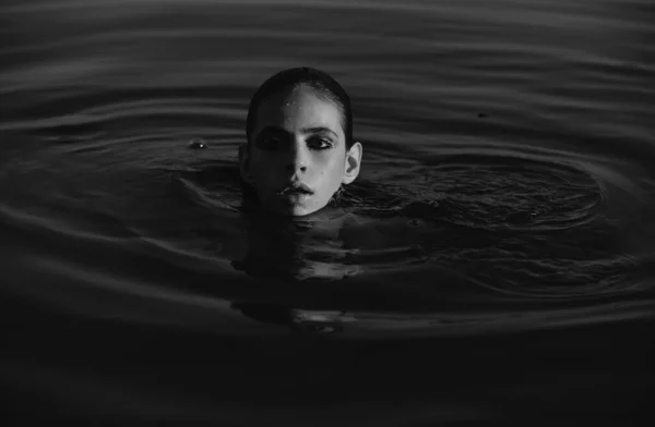 Suyun Içinde Poz Veren Seksi Kadın Yaz Zamanı Şehvetli Yaz — Stok fotoğraf