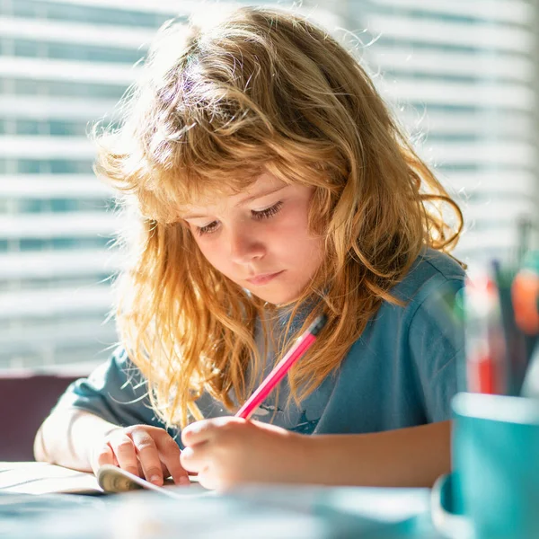 Дитина Пише Домашнє Завдання Шкільному Класі Ятнадцять Школярів Роблять Домашнє — стокове фото