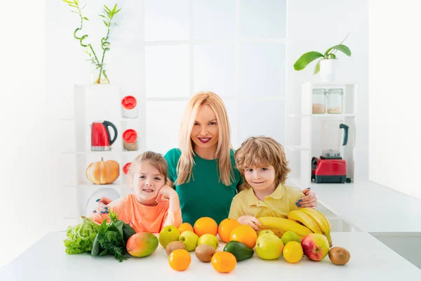 Щаслива Любляча Сім Здорові Діти Їдять Здорова Їжа Вдома — стокове фото