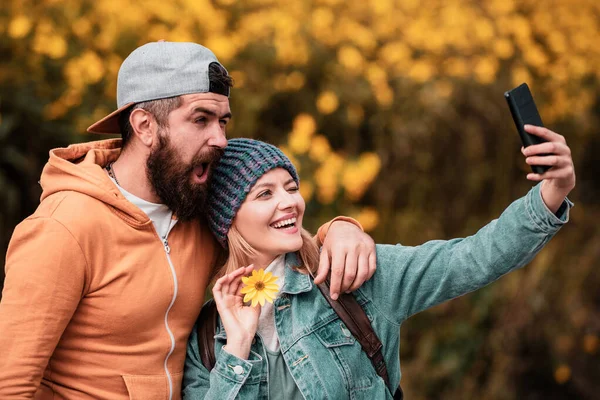 Romantisches Herbstpaar Posiert Vor Dem Hintergrund Der Natur Intime Momente — Stockfoto
