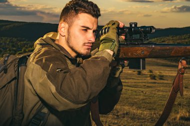 Avcı avda av tüfeği tabancası ile. Ormanda Kaçak Av Kaçak Avcı. Av tabancası