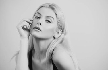 Güzel yüzlü kadın, yüz portresi. Güzel, hassas, genç bir kız. Moda modeli stüdyoda izole edildi