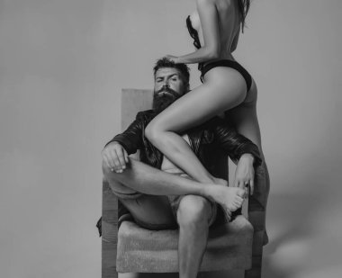 Aşık seksi bir çift. Şehvetli erkek arkadaş, aşıkları kucaklar. Şefkat ve şefkat kavramı