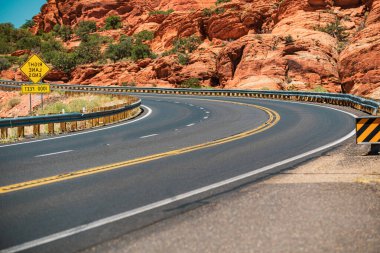 Arizona, ABD 'de boş manzaralı otoyol. Asfalt dokusu, yol arkaplanı