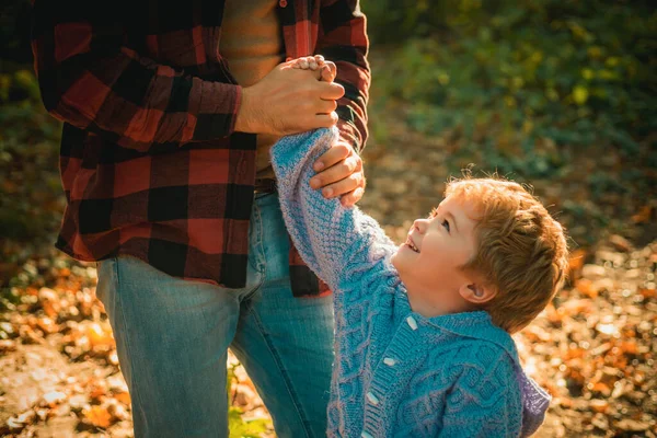 Šťastná Rodina Otec Syn Hrají Smějí Podzimní Procházce Muž Vousy — Stock fotografie