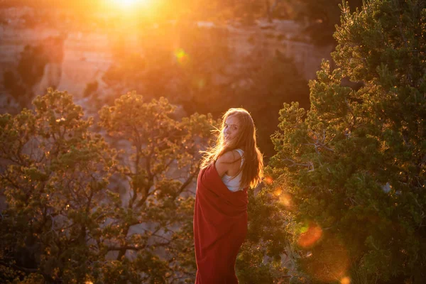 Tasasız Özgürlük Kavramı Kayalıklarda Kaygısız Bir Kadın Başarılı Bir Hayat — Stok fotoğraf